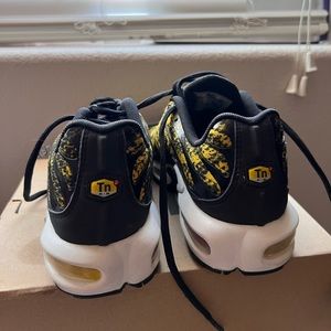 Vapor max size 8 1/2 in women never worn just don’t have the box anymore